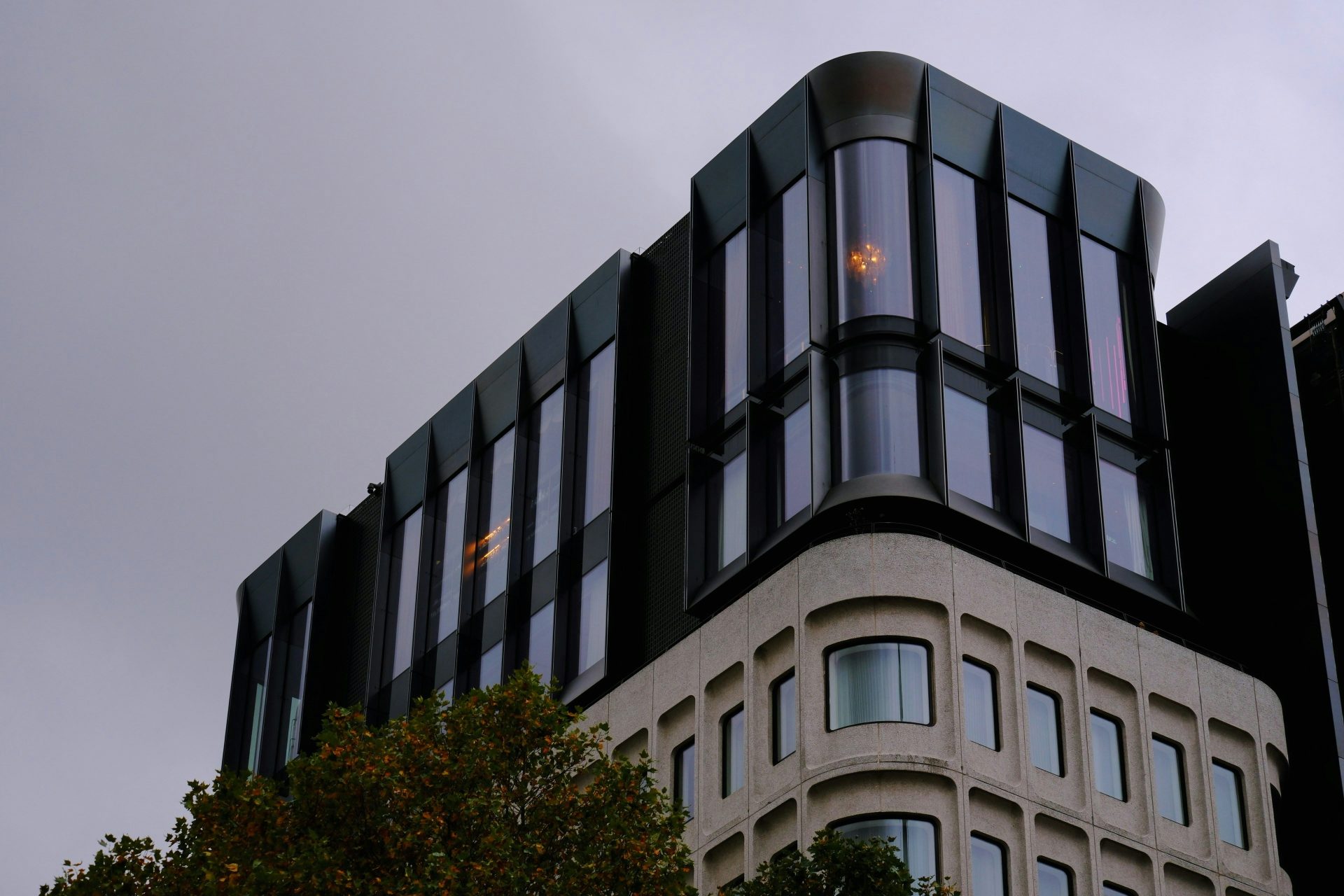 Ein hohes Gebäude mit vielen Fenstern an der Oberseite