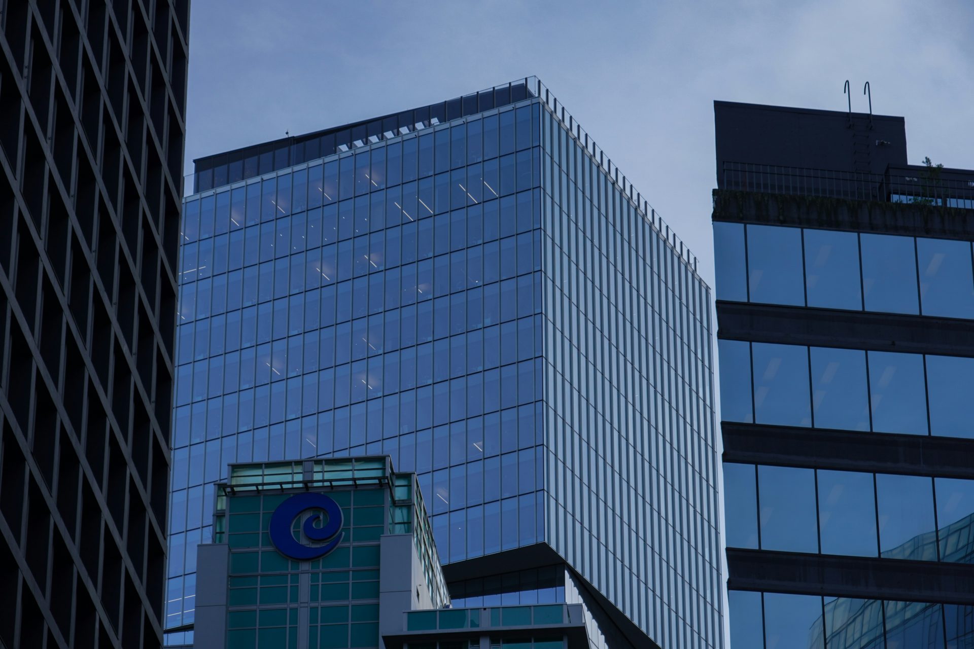 zwei hohe Gebäude, die nebeneinander stehen