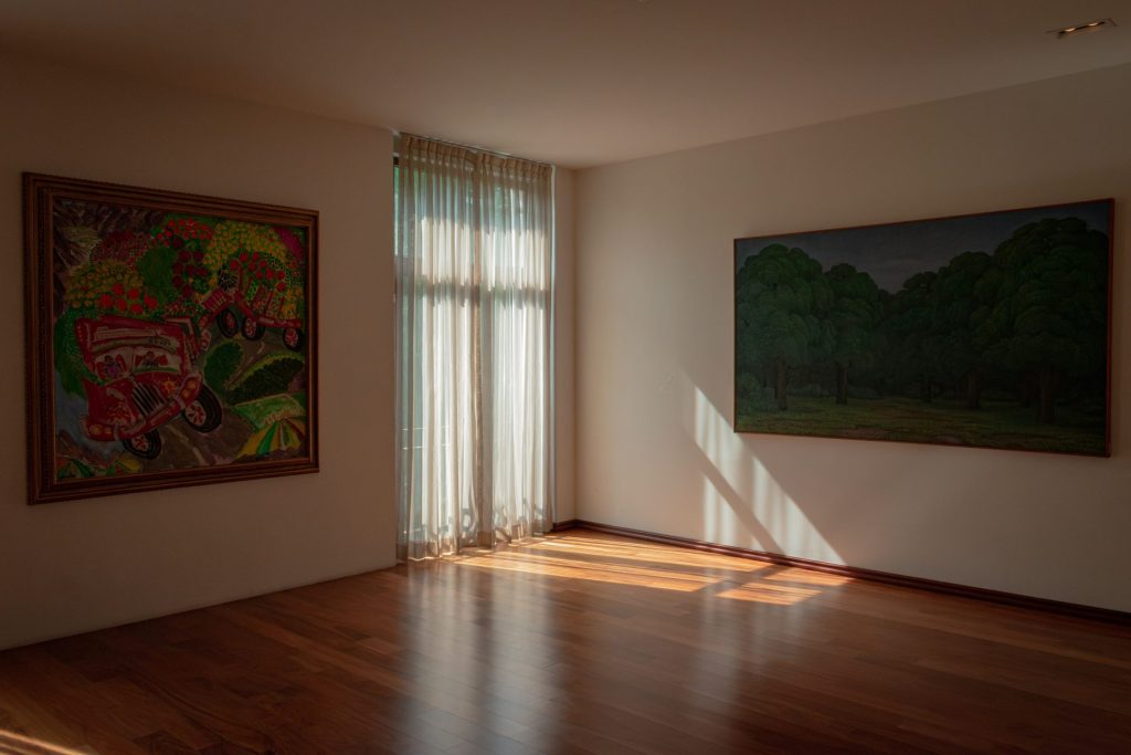 ein leerer Raum mit einem Gemälde an der Wand