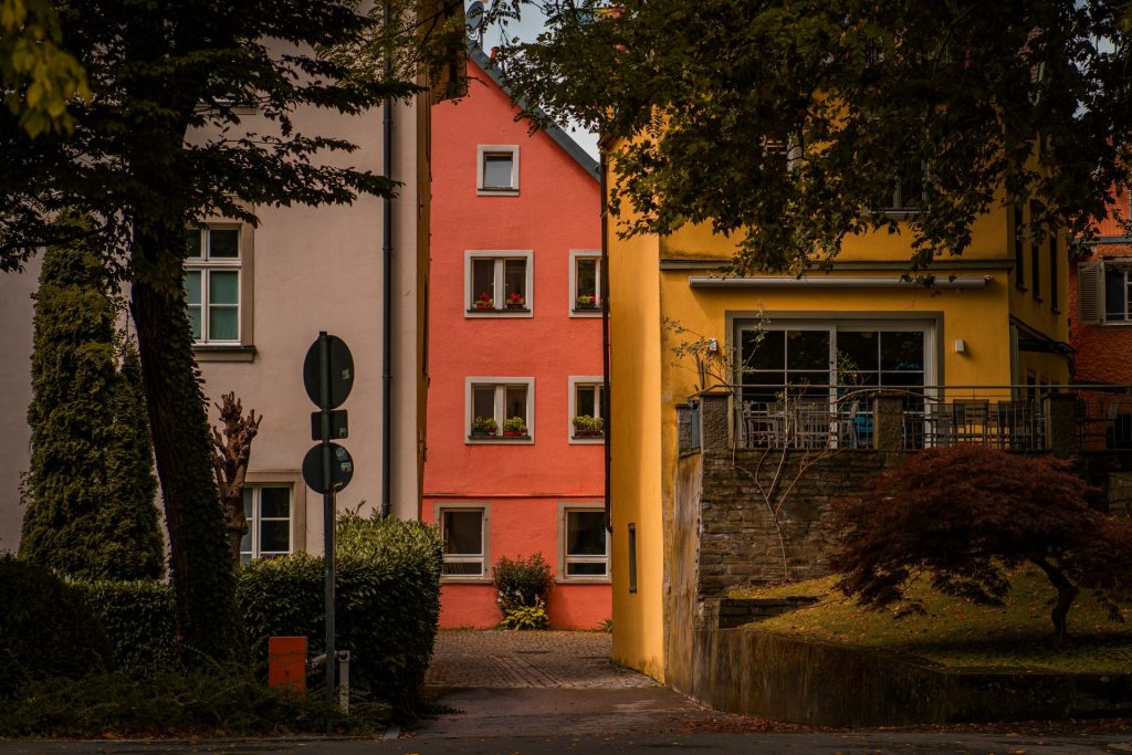 Zwei Häuser, die nebeneinander stehen