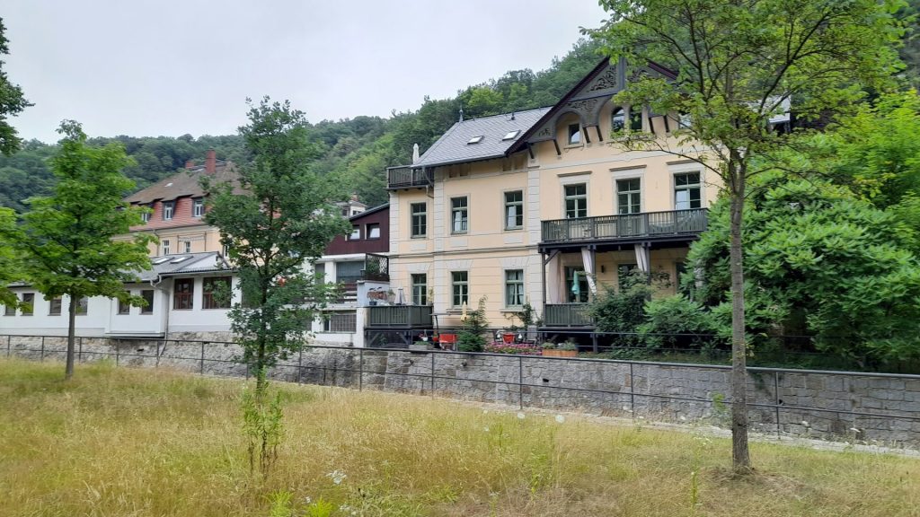 ein Gebäude mit Bäumen und Gras